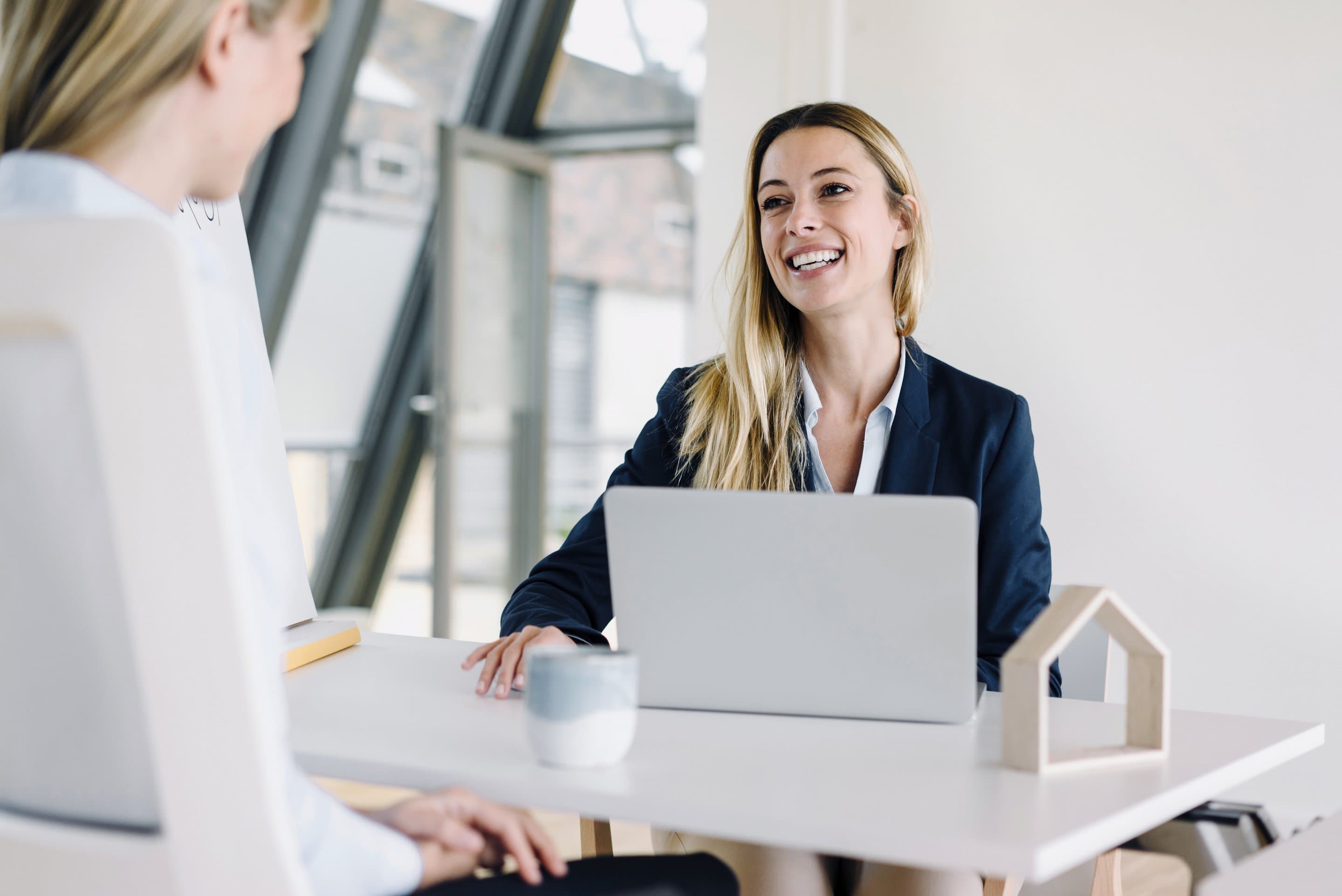Mitarbeiterin deiner Imobilienverwaltung. Symbolfoto für Immobilien- und Hausverwaltung.