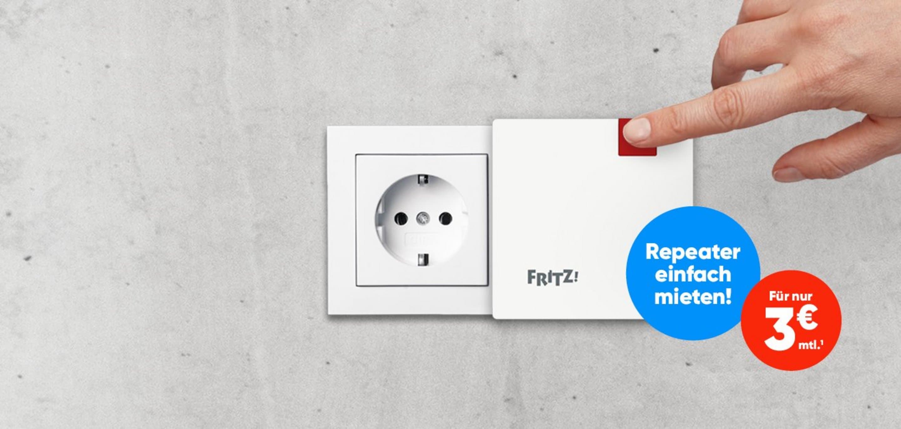 FRITZ! Repeater 1200 AX Werbegrafik: Hand drückt Knopf am FRITZ!-WLAN-Repeater neben Steckdose, daneben Sprechblasen „Repeater einfach mieten!" und „Für nur 3 € mtl."