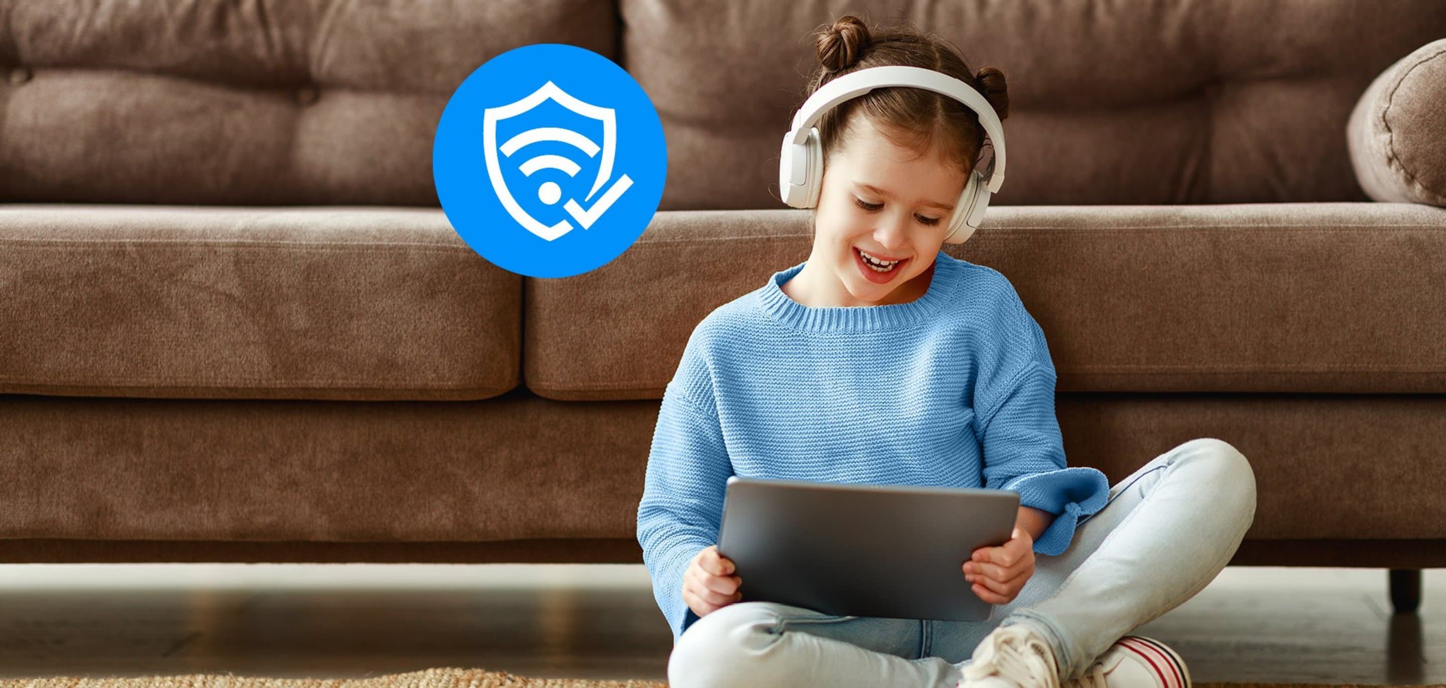Lächelndes Mädchen mit Kopfhörern nutzt Tablet auf dem Boden, daneben ein blaues WLAN-Schutzschild-Symbol.