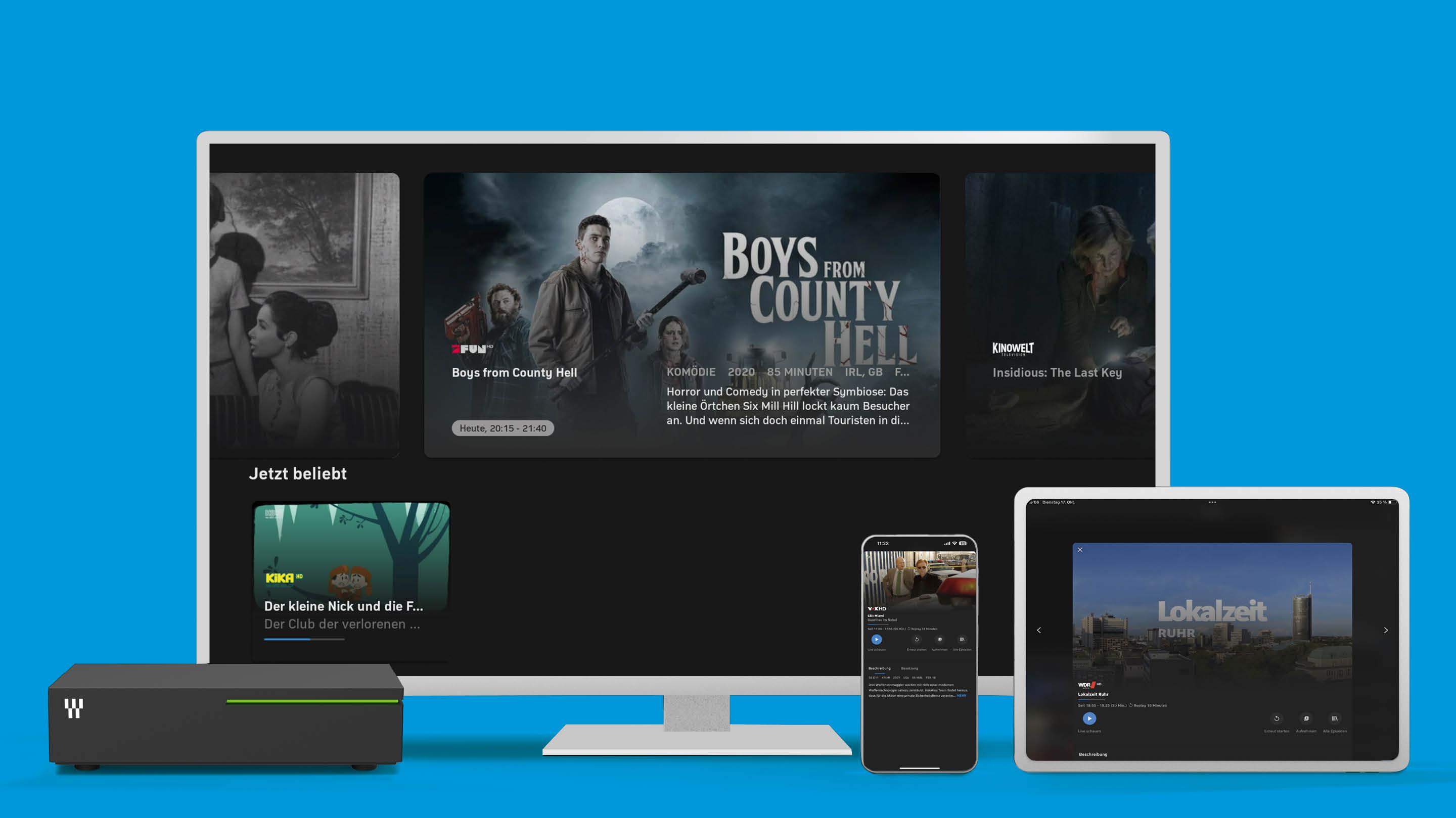 NetTV-Box, Fernseher, Smartphone und Laptop vor blauem Hintergrund spielen NetTV-App ab