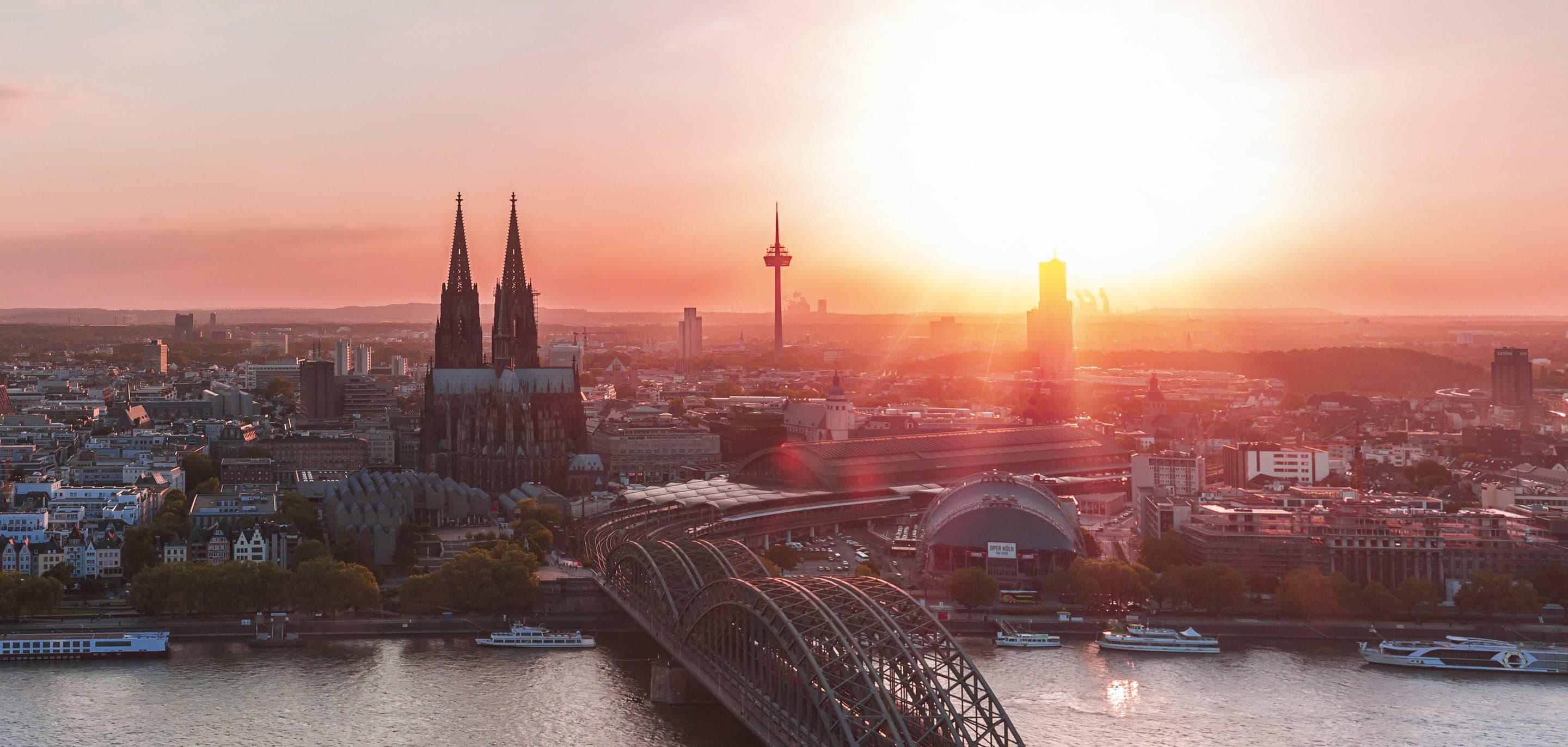 Kölner Skyline und Hohenzollernbrücke von oben bei Sonnenuntergang