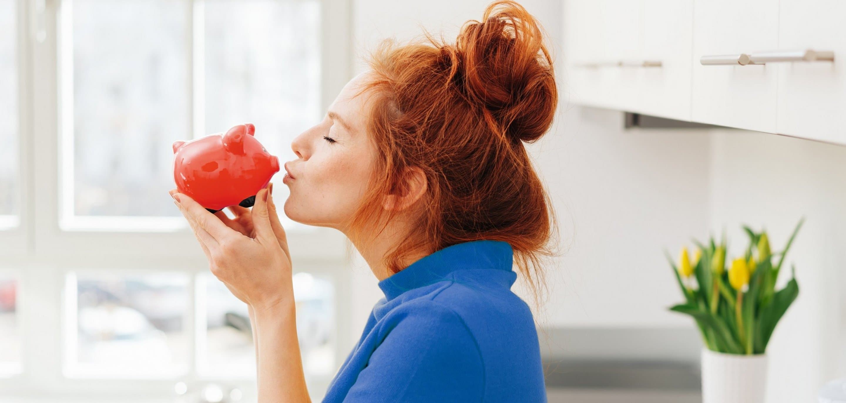 NetCologne NetSpeed Prämien Frau küsst Sparschwein