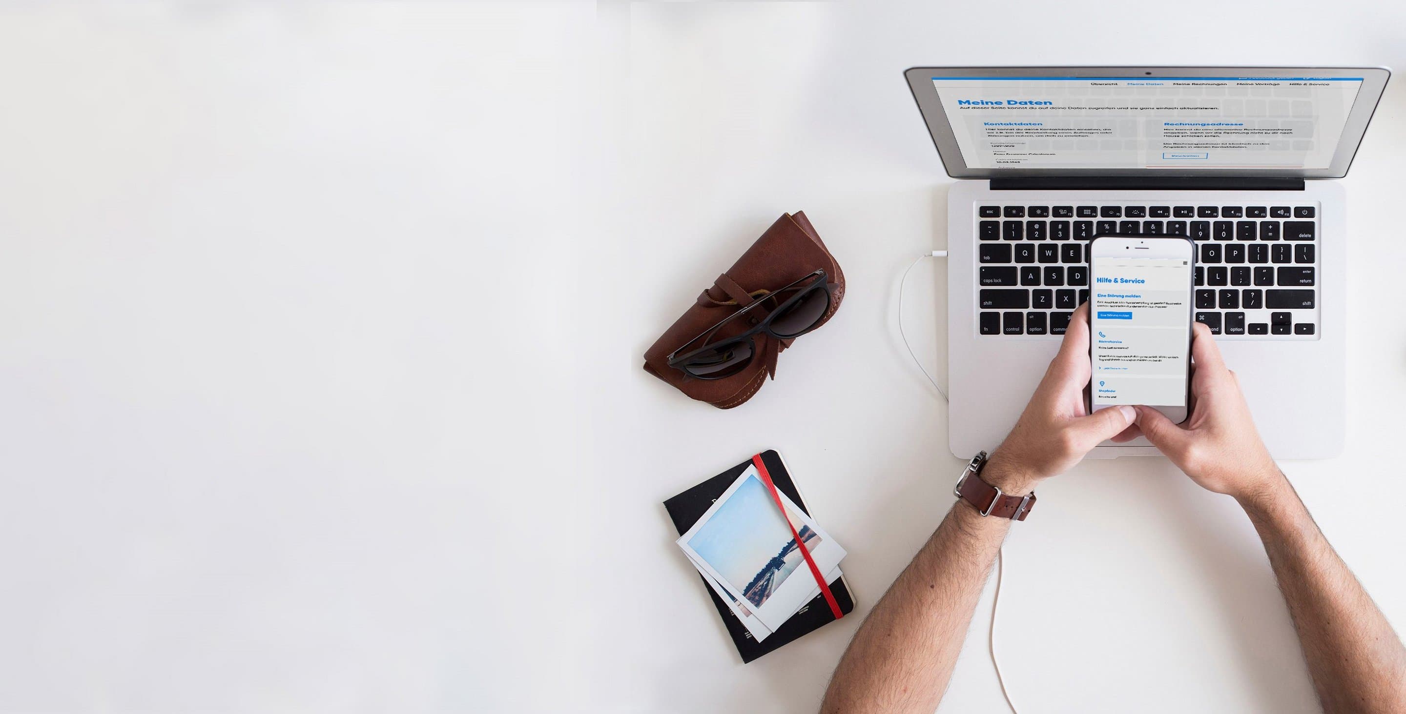 Kundenportal anmelden POV auf Laptop und Handy