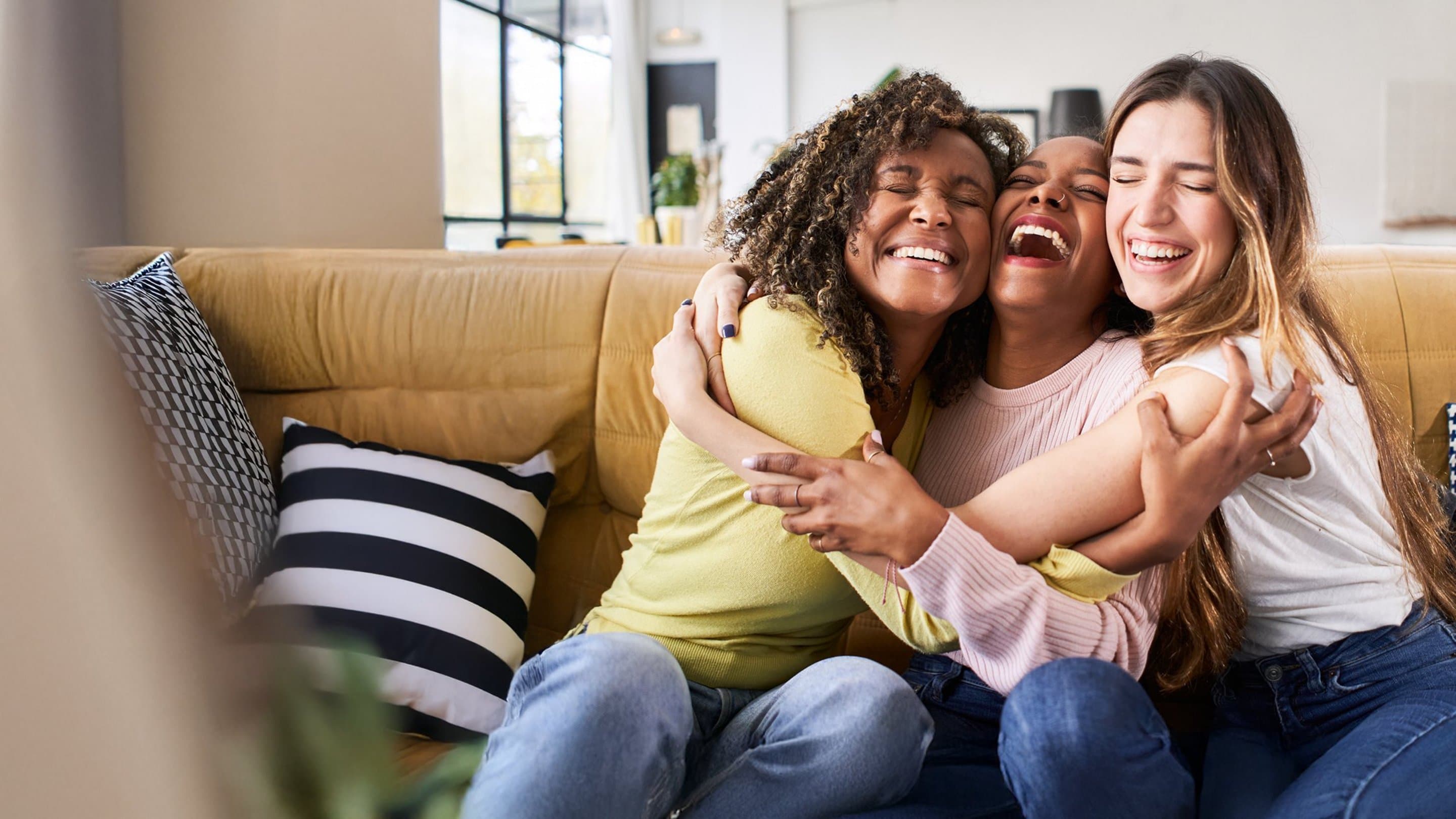 Freunde werben 100 Prämie 3 Frauen sitzen auf der Couch und umarmen sich