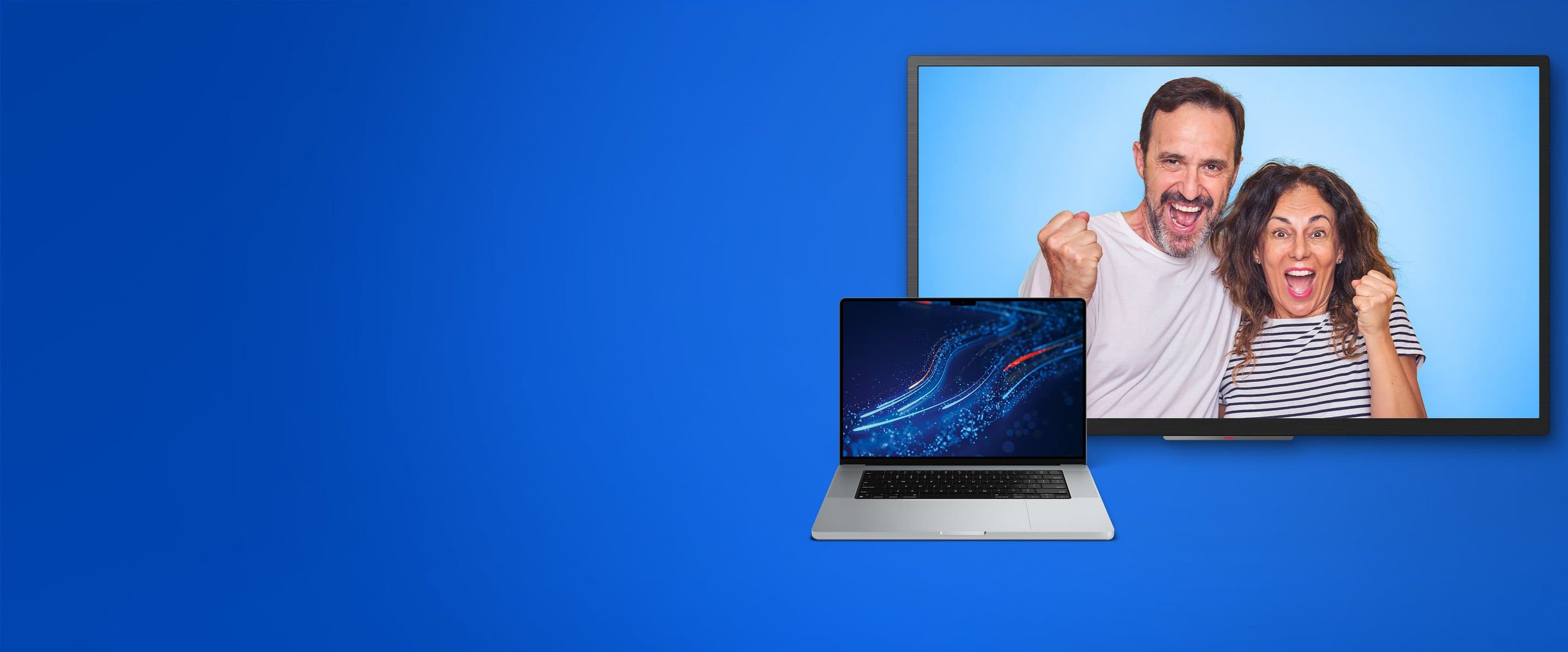 DSL-/Kabel-Internet mit TV Blauer Hintergrund mit aufgeklapptem Laptop und einem Fernseher auf dem zwei Personen zu sehen sind und sich freuen.